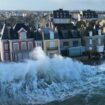 Touristenort Saint-Malo: Höher als Häuser: XXL-Wellen fluten Hafenstadt der Bretagne