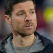 Leverkusens Cheftrainer Xabi Alonso schaut vor dem Spiel zu. Foto: Kin Cheung/AP