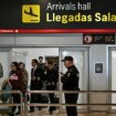 Tres horas siguiendo la sombra de Rubiales en Barajas: "Han entrado dos agentes al avión y lo han metido en el furgón"