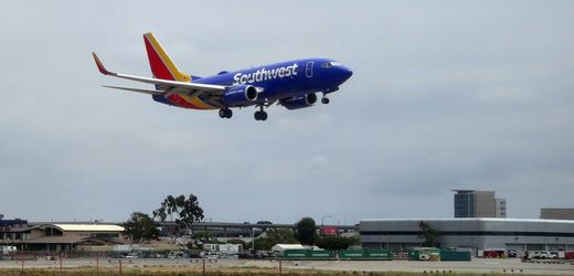 USA: Boeing-Maschine verliert Triebwerksverkleidung beim Start in Denver – FAA prüft Problem