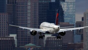 USA: Flugzeug der Delta Air Lines verliert Notrutsche