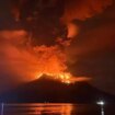 Una erupción volcánica en Indonesia obliga a evacuar a miles de personas y a cerrar un aeropuerto