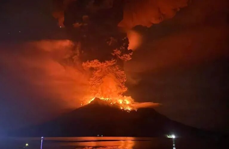 Una erupción volcánica en Indonesia obliga a evacuar a miles de personas y a cerrar un aeropuerto