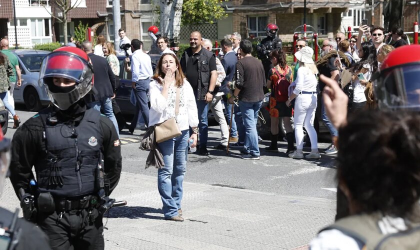 Una escisión de Bildu corta un acto de Yolanda Díaz y las protestas contra el mitin de Vox en Getxo terminan con un detenido