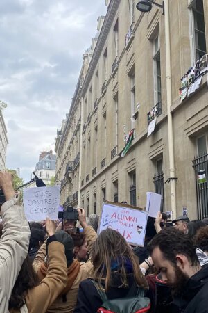 Universitarios franceses se unen a las protestas propalestinas de EUUU y ocupan la facultad de SciencesPo