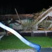 Ein beschädigtes Dach ist hinter einer Wiese zu sehen. Foto: Vifogra / Eberlein/vifogra/dpa
