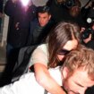 Victoria Beckham sale a hombros de David tras su fiesta de cumpleaños más loca y especial