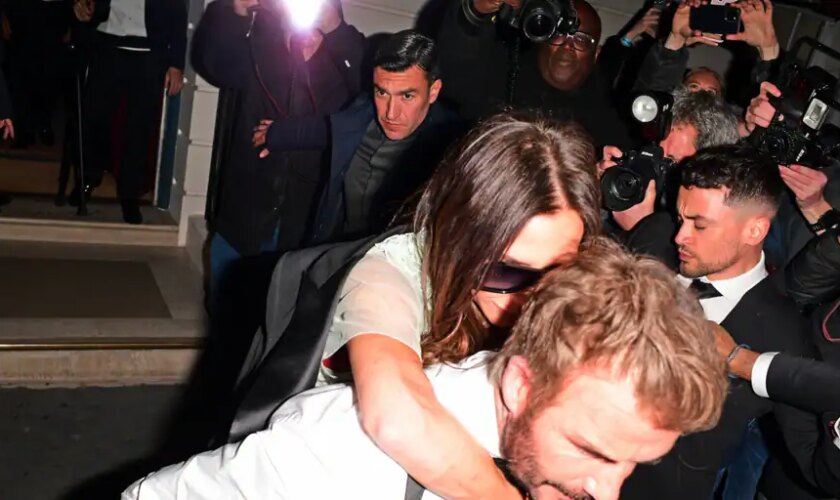 Victoria Beckham sale a hombros de David tras su fiesta de cumpleaños más loca y especial
