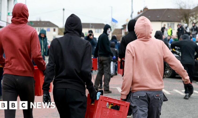 Youths seen making petrol bombs ahead of Derry parade - PSNI