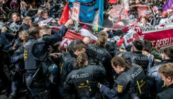 Einheiten der Polizei stoßen während der Revolutionären 1. Mai Demo in der Stuttgarter Innenstadt mit Demonstrationsteilnehmern