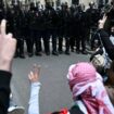 Des manifestants en soutien aux Palestiniens à l'entrée de Sciences Po Paris occupé par des étudiants, à Paris le 26 avril 2024.