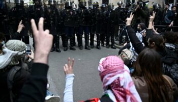 Des manifestants en soutien aux Palestiniens à l'entrée de Sciences Po Paris occupé par des étudiants, à Paris le 26 avril 2024.