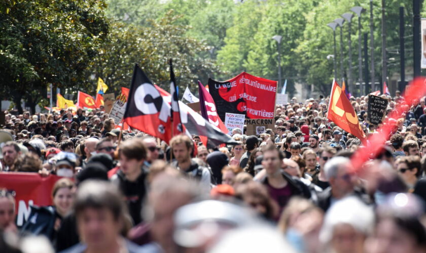 Manifestations du 1er mai : 120 000 à 150 000 personnes attendues en France, Raphaël Glucksmann reçoit des jets de peinture