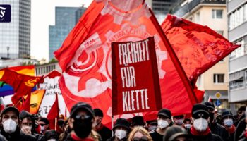 Revolutionärer Erster Mai: 2000 Linksradikale ziehen durch Frankfurt