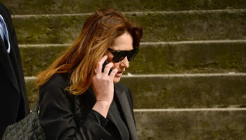 Carla Bruni "mise en cause" par la police : de quoi la suspectent les enquêteurs ?