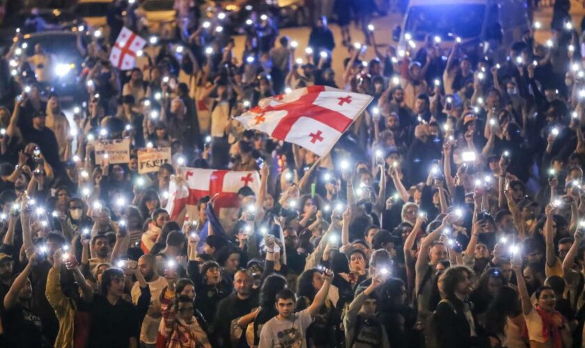 En Géorgie, des dizaines de milliers de manifestants à nouveau dans la rue en opposition à un projet de loi controversé