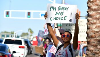 Schwangerschaftsabbruch: Gouverneurin von Arizona unterzeichnet Aufhebung von Gesetz von 1864