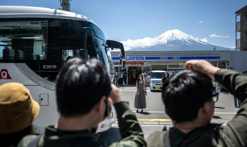 Rideau sur le mont Fuji : au Japon, une mairie bouche la vue pour limiter le tourisme