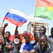 Au Burkina Faso, des centaines de manifestants protestent devant l'ambassade des États-Unis