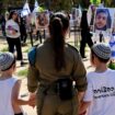 Une militaire israélienne et deux enfants visitent un mémorial pour les victimes de l'attaque du Hamas le 7 octobre contre un festival de musique, près du kibboutz Reim dans le sud d'Israël, le 7 février 2024
