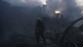 Großbrand durch russische Angriffe in Charkiw ausgebrochen