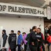 GAZA CITY, GAZA - 8 DECEMBRE : Les Palestiniens font la queue devant le guichet automatique de la Banque de Palestine pour retirer de l'argent après que le gouvernement a déposé les salaires de la population pour une courte période depuis le 7 octobre, dans la ville de Gaza, Gaza le 8 décembre 2023. Abed Rahim Khatib / Anadolu (Photo by Abed Rahim Khatib / ANADOLU / Anadolu via AFP)