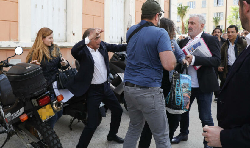 Ciblé par des jets d’œufs à Ajaccio, Eric Zemmour porte un coup à une opposante et plaide un « réflexe défensif »