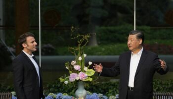Le président chinois Xi Jinping (R) et le président français Emmanuel Macron assistent à une cérémonie du thé à la résidence du gouverneur de la province du Guandong à Guangzhou, le 7 avril 2023. (Photo Thibault Camus / POOL / AFP)