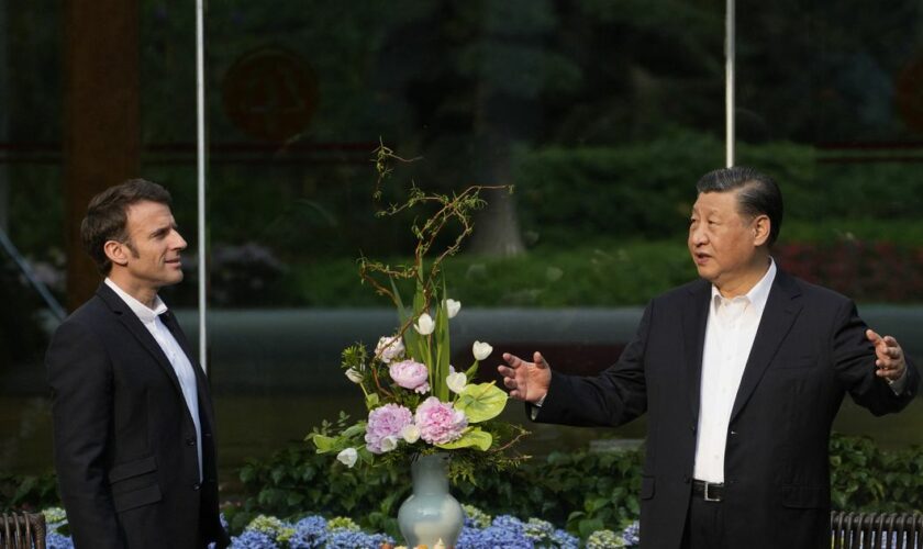 Le président chinois Xi Jinping (R) et le président français Emmanuel Macron assistent à une cérémonie du thé à la résidence du gouverneur de la province du Guandong à Guangzhou, le 7 avril 2023. (Photo Thibault Camus / POOL / AFP)