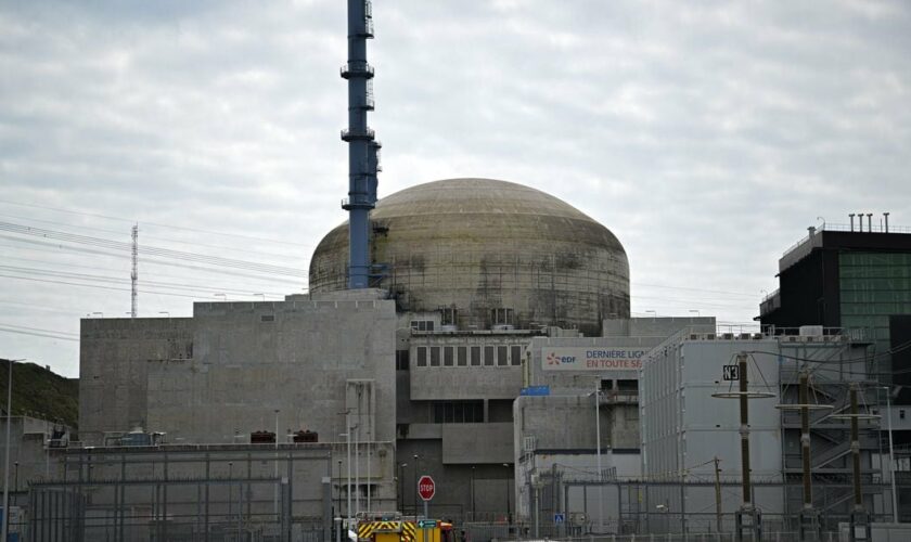 Cette photographie prise le 25 avril 2024 montre la centrale nucléaire de Flamanville, dans le nord-ouest de la France, alors que la centrale nucléaire Flamanville 3 est prête à démarrer.