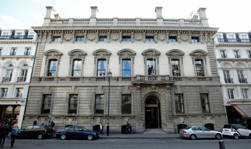 Men-only Garrick Club 'votes to allow female members after Stephen Fry speech'