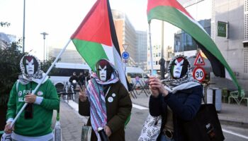 Des manifestants pro-palestiniens masqués à Bruxelles le 20 janvier 2024