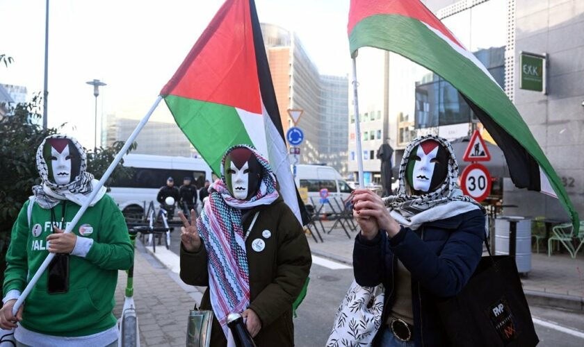 Des manifestants pro-palestiniens masqués à Bruxelles le 20 janvier 2024