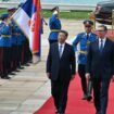Le président serbe Aleksandar Vucic (d) accueille son homologue chinois Xi Jinping, le 8 mai 2024 à Belgrade