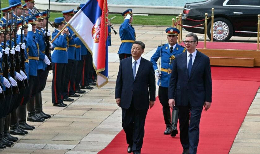 Le président serbe Aleksandar Vucic (d) accueille son homologue chinois Xi Jinping, le 8 mai 2024 à Belgrade