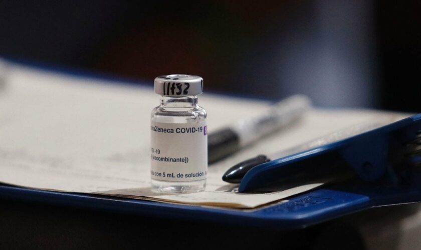 Une dose de vaccin AstraZeneca contre le Covid-19 dans un centre de vaccination à Bogota, le 21 décembre 2021