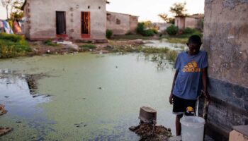 Le nombre de cas de choléra explose actuellement dans le monde, souligne l'Organisation mondiale de la santé (OMS), comme ici en Zambie, en février 2024.