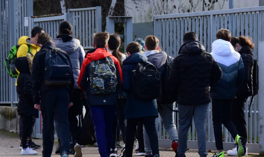 Le téléphone laissé à la porte du collège ? Une « expérimentation » à partir de la prochaine rentrée