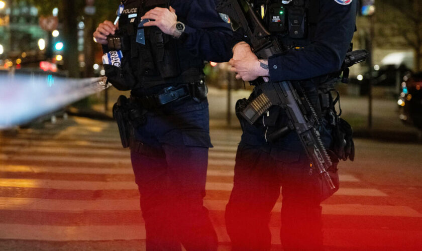 Fusillade dans un commissariat parisien : deux policiers grièvement blessés