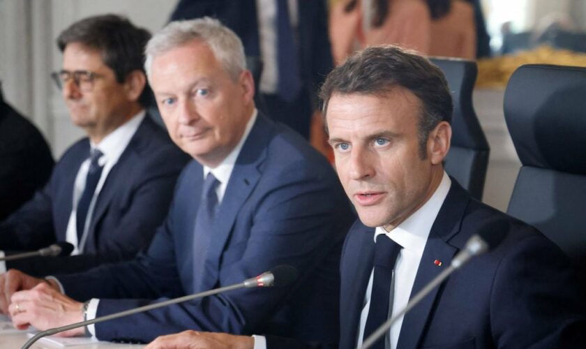 Emmanuel Macron et son ministre de l'Economie Bruno Le Maire, lors du sommet "Choose France", au Château de Versailles, le 15 mai 2023.