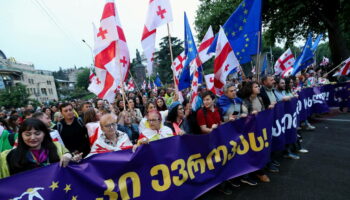 Géorgie : des milliers d’opposants à la loi sur l’«influence étrangère» descendus dans la rue