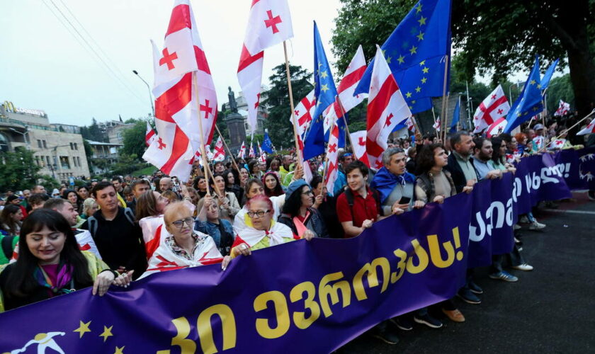 Géorgie : des milliers d’opposants à la loi sur l’«influence étrangère» descendus dans la rue