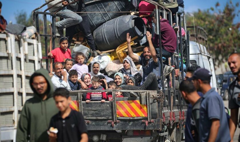 Des Palestiniens déplacés quittent Rafah, dans le sud de la bande de Gaza, après un ordre d'évacuation de l'armée israélienne, le 7 mai 2024