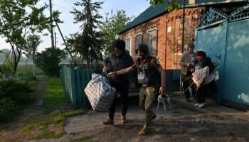 Des volontaires aident des habitants de Kharkiv, en Ukraine, à évacuer face à l'avancée des forces russes le 10 mai 2024