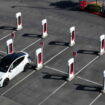 Tesla commence à réembaucher une partie des 500 salariés de la division Supercharger virés par Elon Musk il y a un mois