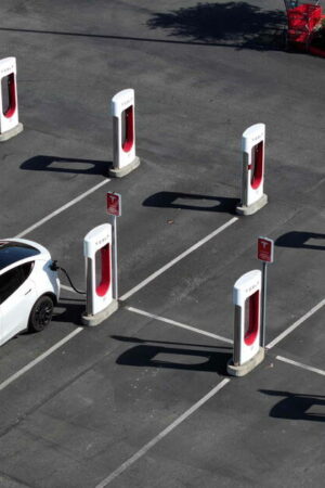 Tesla commence à réembaucher une partie des 500 salariés de la division Supercharger virés par Elon Musk il y a un mois