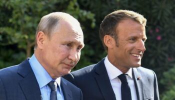 Le président français Emmanuel Macron accueillant le président russe Vladimir Poutine, au fort de Bregancon le 19 août 2019