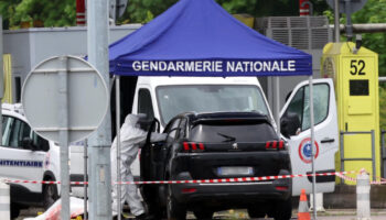 Fourgon pénitentiaire attaqué dans l'Eure : deux agents de la pénitentiaire tués, un détenu en fuite