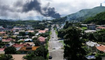 De la fumée à Nouméa après des violences, le 14 mai 2024 en Nouvelle-Calédonie