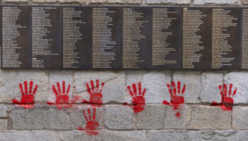 Une enquête ouverte après les tags de « mains rouges » sur le Mémorial de la Shoah